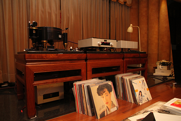 钢铁林只听黑胶，CD唱盘已经很久都没动了，可以看到房间里四处都是LP唱片。 