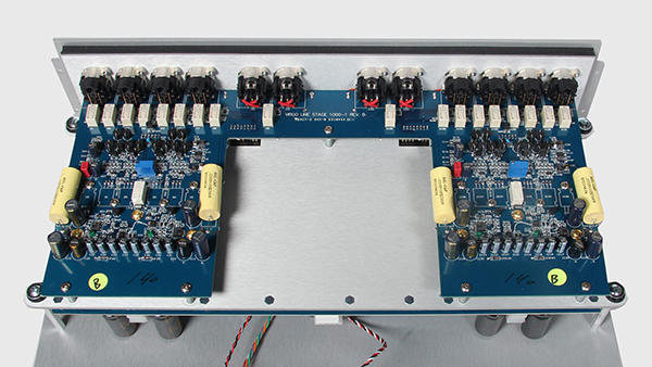 Virgo采用完全平衡的设计，在ㄇ字形的放大电路板上，可以清楚看到左、右声道分道扬镳，各自呈现出一组镜像电路。 